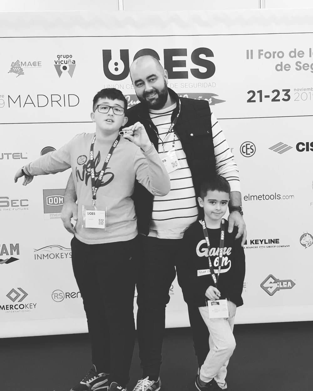 Benjamín Arthur con sus dos hijos en el II Foro de la Cerrajería de Seguridad, en Madrid