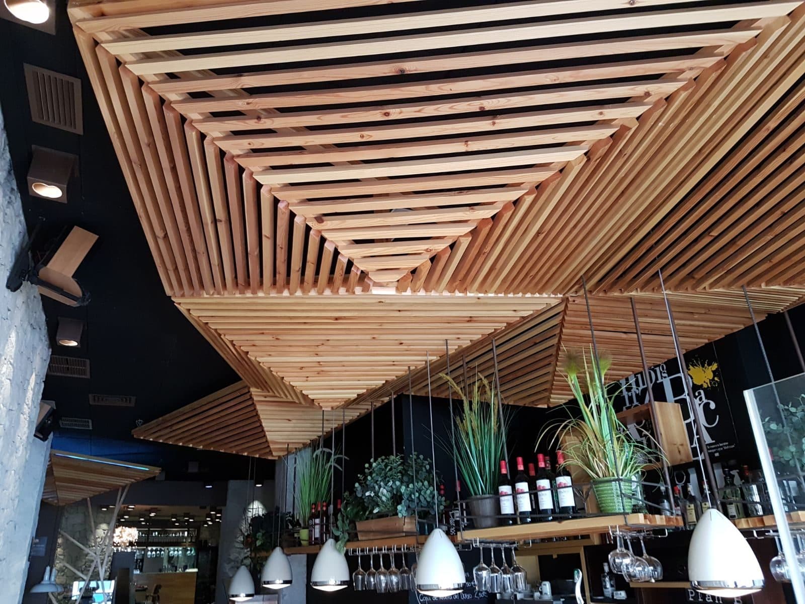 Techo de lamas de madera sobre la barra de un restaurante